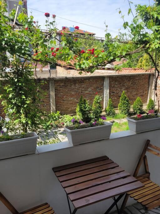 Center 2 Bdrm Apartment, 5min From Square & Garden, Free Parking Apartament *