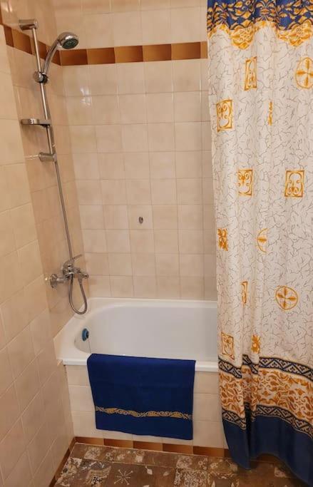 Center 2 Bdrm Apartment, 5min From Square & Garden, Free Parking Apartament *